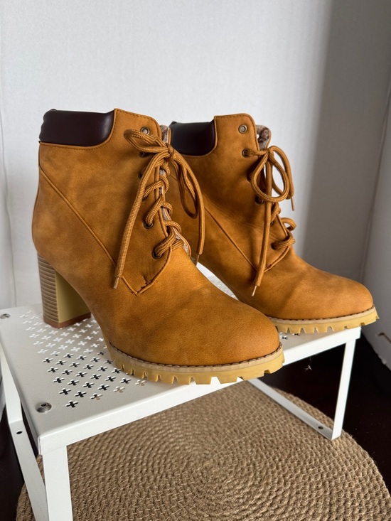Shoes - Women's Tan Lace-Up Block High 3” Heel Ankle Faux Suede Boots Size 9